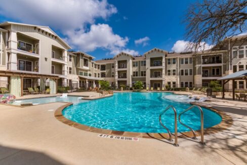 Looking for an apartment in the Dominion? Enclave At The Dominion Apartments located Northwest San Antonio. Get 2 hours free movers with me!